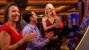 sllots ဂိမ်းလော်ဘီ Slots နှင့် Table Games မြန်မာ ကစားသမားများ mobile APP ဖြင့် ကစားနေပုံ